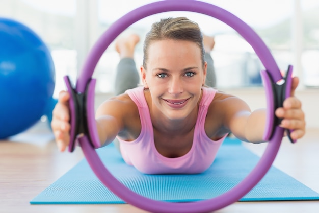 Mulher desportiva com anel de exercício no estúdio de ginástica