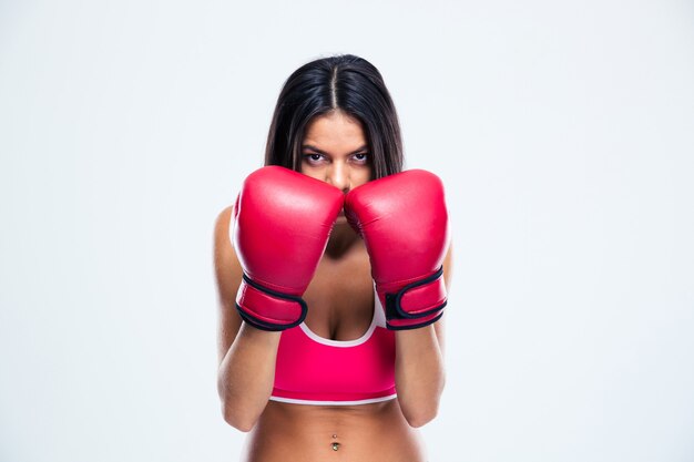 Mulher desportiva com luvas de boxe