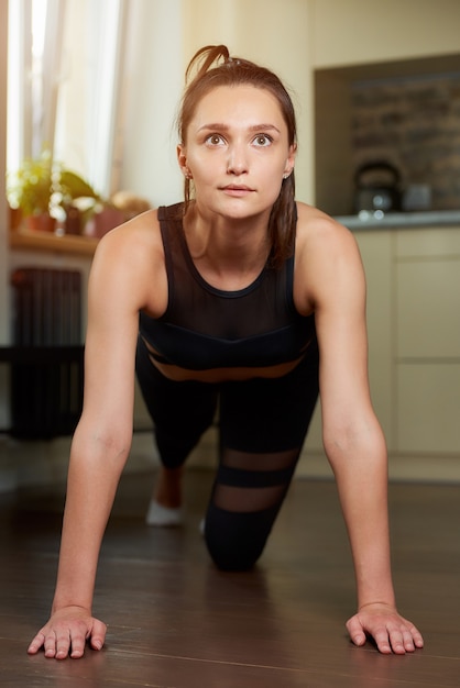 Mulher desportiva com roupa de treino alongamento