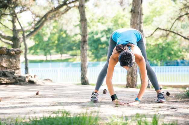 Foto mulher desportiva fazendo exercícios de alongamento