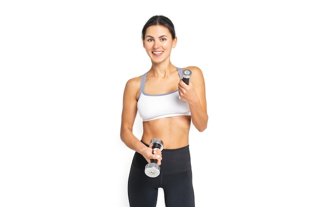 Mulher desportiva fazendo exercícios Foto de mulher musculosa em fundo branco Força e motivação