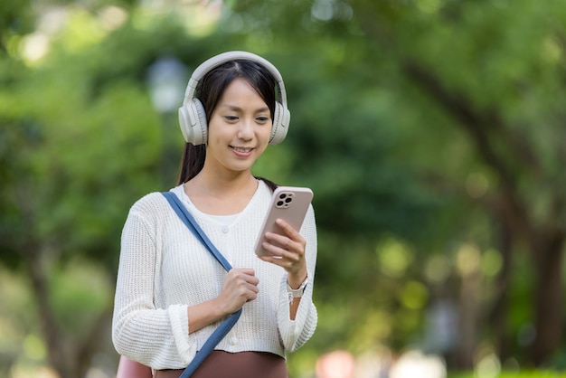 Mulher desportiva ouve música com fones de ouvido