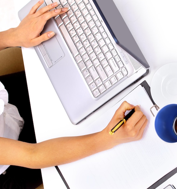 Mulher digitando em um teclado