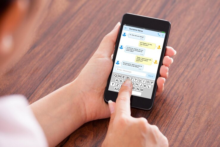 Foto mulher digitando mensagem de texto no telefone