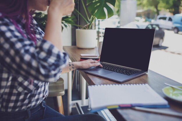 Mulher digitando no notebook com tela em branco com espaço de cópia para você