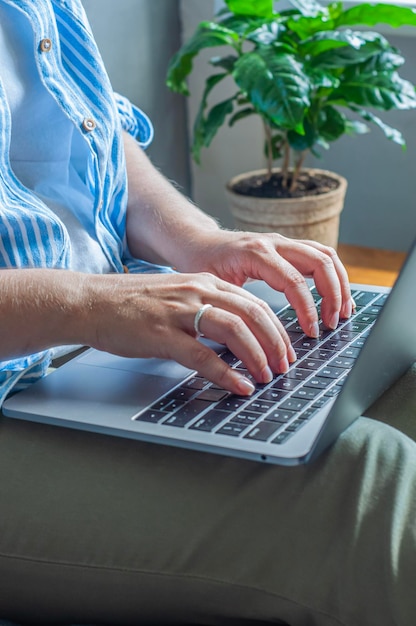 mulher digitando no teclado no laptop conceito trabalho freelance em casa trabalho remoto sentado no