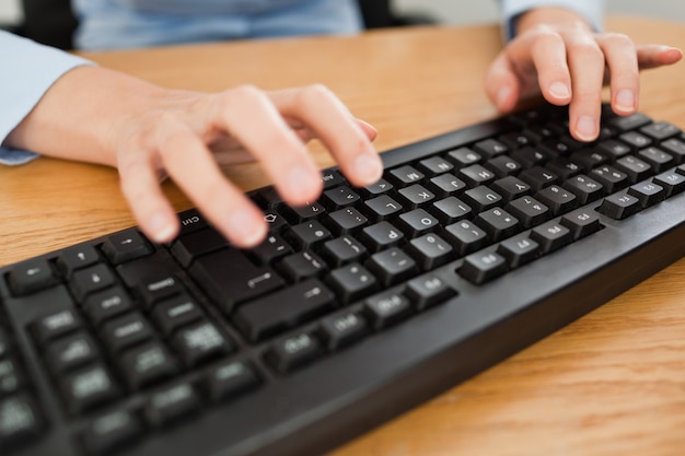 Mulher digitando no teclado