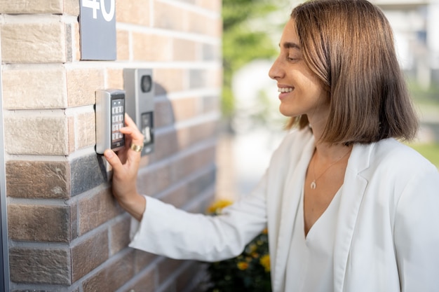 Foto mulher digitando o código em um teclado para acessar uma porta