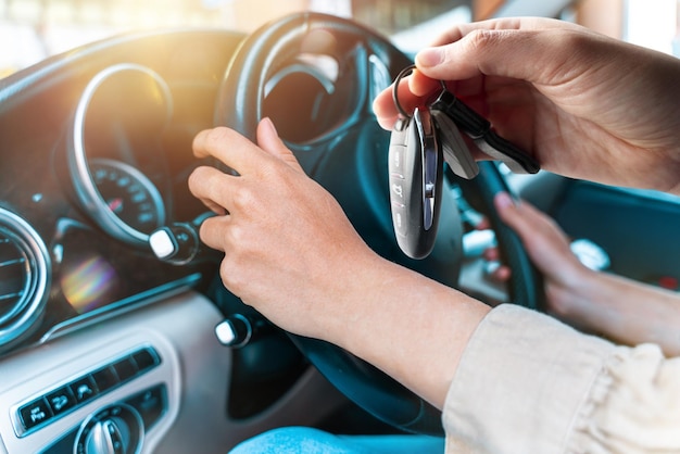 Mulher dirige um carro moderno comprado novo