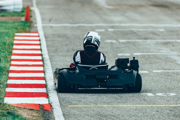 Foto mulher dirigindo gocart