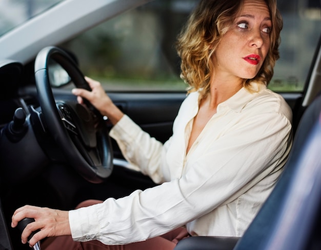 Mulher dirigindo um carro de ré