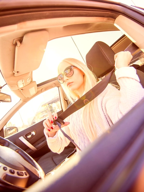 mulher dirigindo um carro