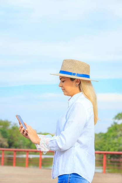 Mulher do agronegócio usando chapéu e jeans no final de um dia de trabalhoxA