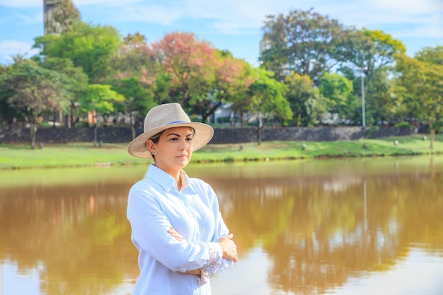 Mulher do agronegócio usando chapéu e jeans no final de um dia de trabalhoxA