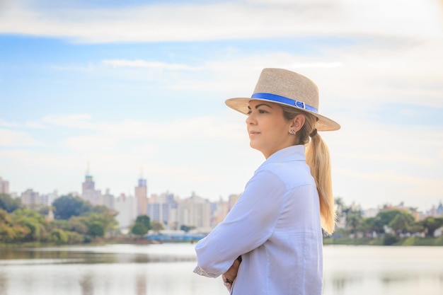 Mulher do agronegócio usando chapéu e jeans no final de um dia de trabalhoxA