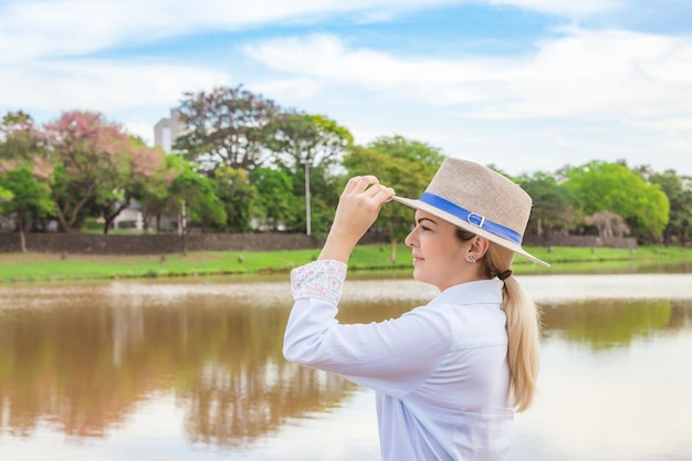 Mulher do agronegócio usando chapéu e jeans no final de um dia de trabalhoxA