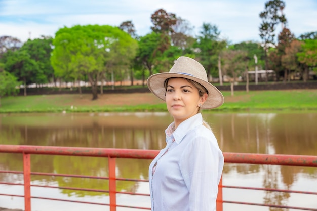 Mulher do agronegócio usando chapéu e jeans no final de um dia de trabalhoxA