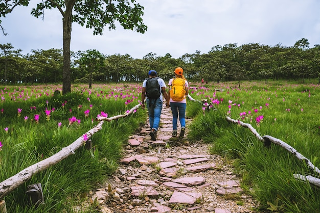 Mulher do amante e natureza asiática do curso dos homens. viajar relaxar. campo de flor dos sessilis do pepino da fotografia.