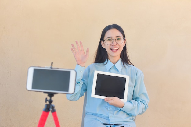 Mulher do blogger diga oi página de fãs seguindo na internet e treinando on-line na sala de aula