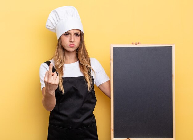 Mulher do chef se sentindo irritada, irritada, rebelde e agressiva. conceito de menu de quadro-negro