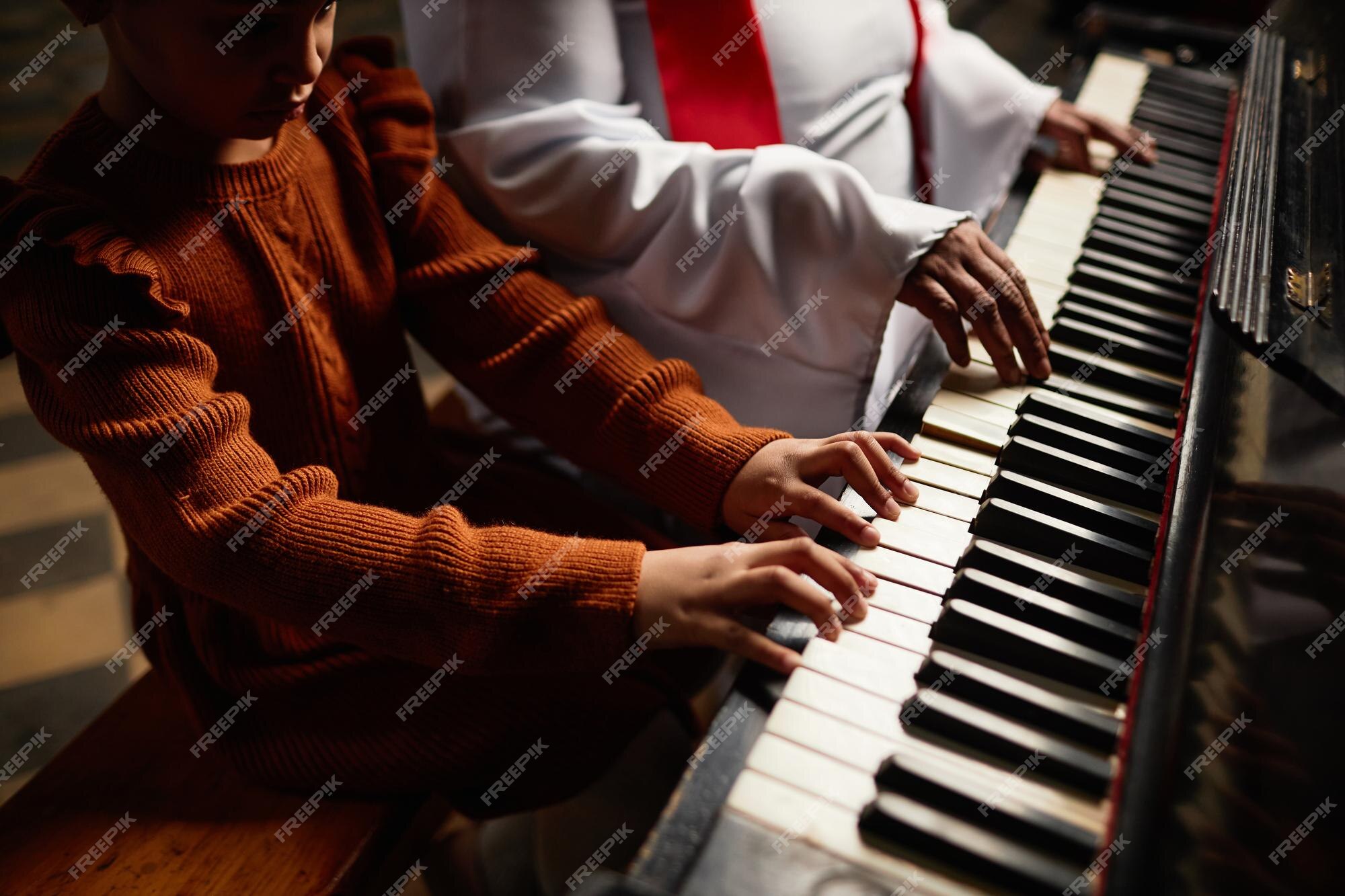 Mulher ensinando a tocar piano online