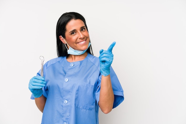 Mulher do dentista isolada no branco que mostra o número um com dedo.