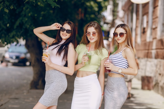 Foto mulher do modelo de frutos álcool roupa