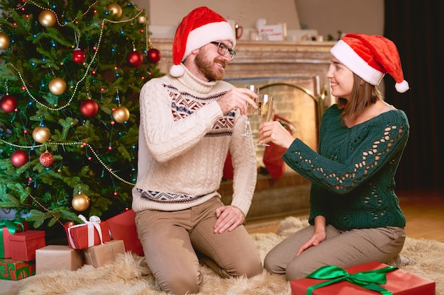 Mulher do Natal abeto jovem férias