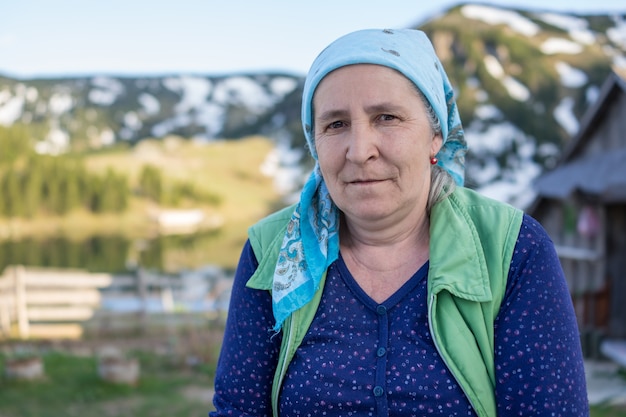 Mulher do país turco com roupas tradicionais