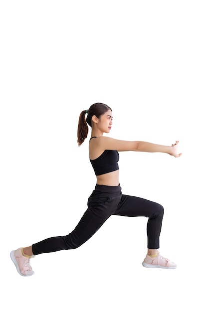 Foto mulher do sudeste asiático em roupas de ginástica pretas esticando. isolado em um fundo branco