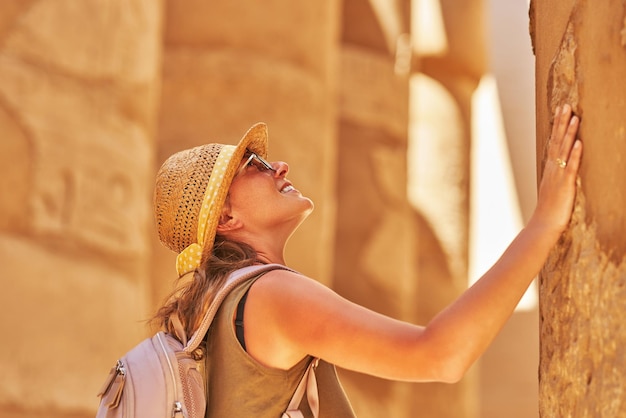 Foto mulher do turista no templo de karnak em luxor egito