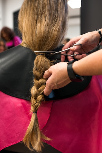 Mulher doando cabelo para câncer