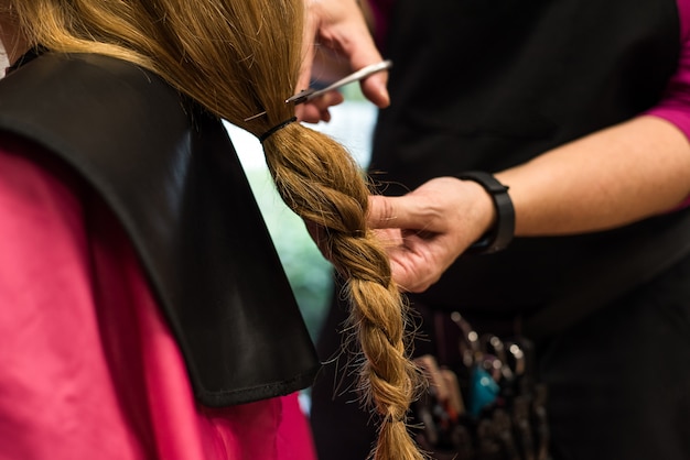 Mulher doando cabelo para câncer