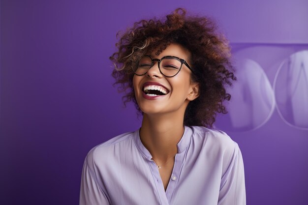 Mulher doce com óculos elegantes irradia positividade em lavanda