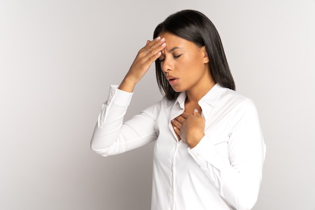 Foto mulher doente com falta de ar, pneumonia, doença covida em febre, toque na testa e no peito