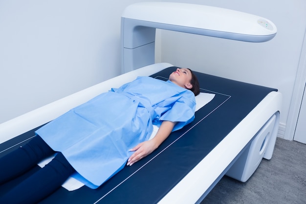 Mulher doente deitada em uma máquina de raios-x