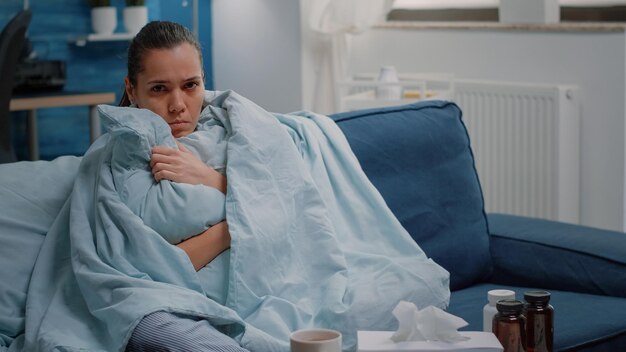 Foto mulher doente descansando no sofá em casa