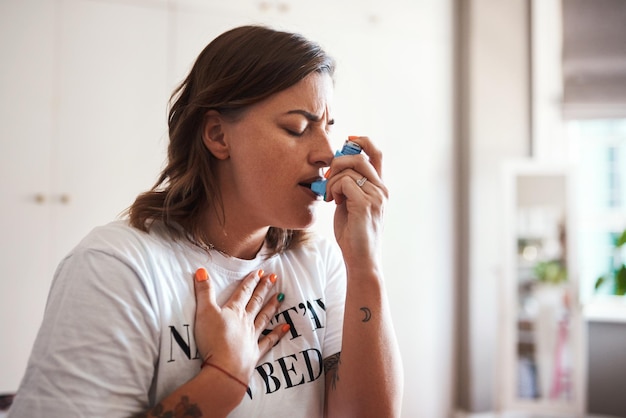 Mulher doente e asma inalador para problemas respiratórios assistência médica de emergência ou bem-estar em casa Medicina pulmões e spray para dor no peito ataque de alergia ou tratamento para alívio de doença respiratória