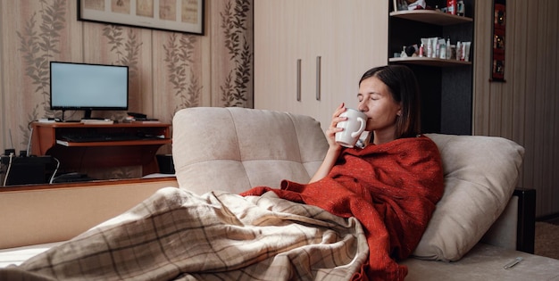 Mulher doente e gripada apanhada com frio Mulher com frio