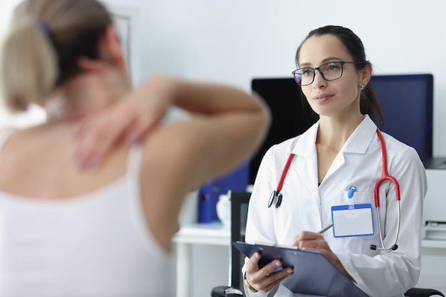 Mulher doente na consulta médica