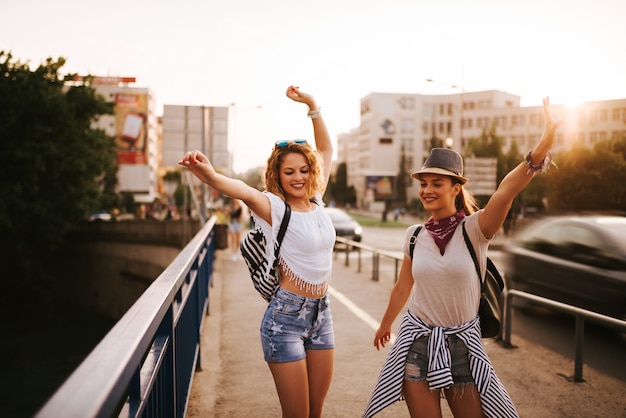 Mulher dois bonita jovem dançando na ponte.