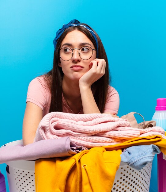 Foto mulher dona de casa lavando roupas