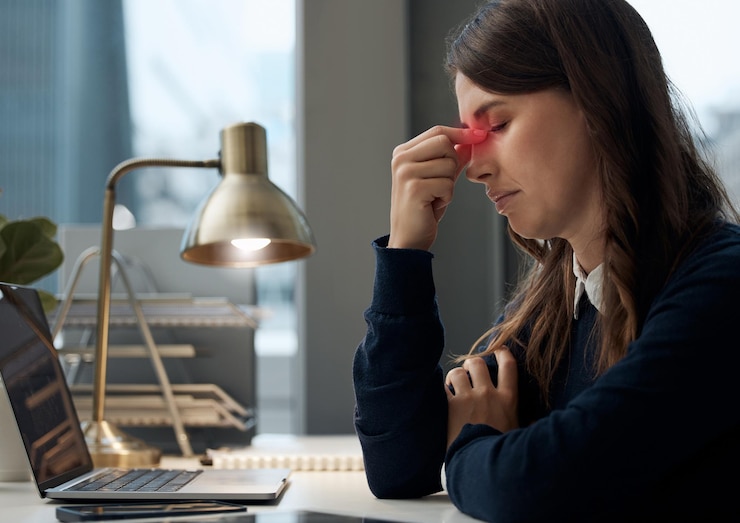 Foto mulher dor e dor de cabeça por laptop no escritório com tensão para pressão frustrado e enxaqueca sobreposição mesa e contador com ansiedade por tecnologia para prazo financeiro esgotamento e problema de saúde