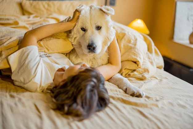 Mulher Feliz Descansando Com Seu Cachorro Imagem de Stock - Imagem de  moderno, maca: 270960225