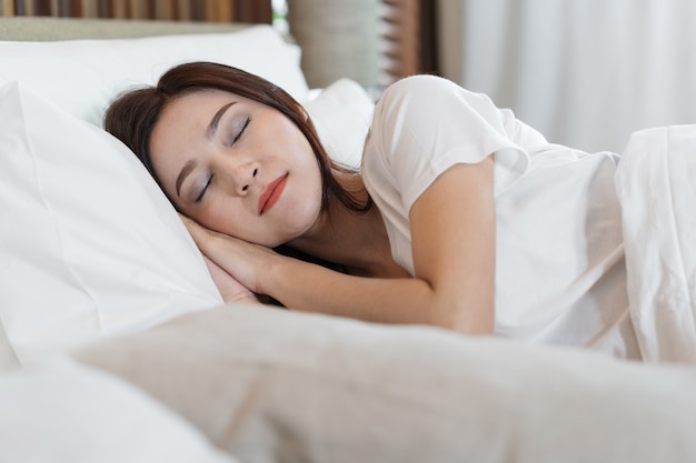 Foto mulher dormindo em uma cama