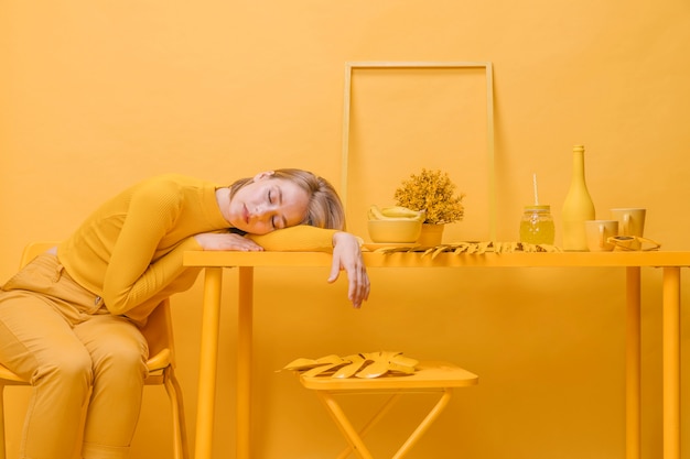 Foto mulher, dormir, tabela, amarela, cena