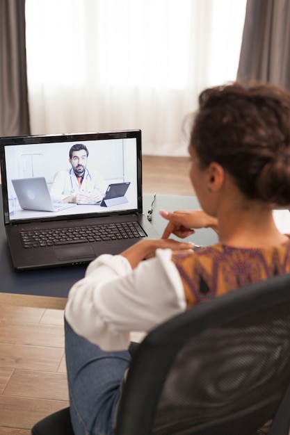 Mulher durante a consulta online com o médico.