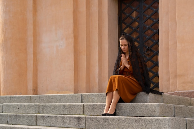 Mulher durante a peregrinação religiosa na igreja