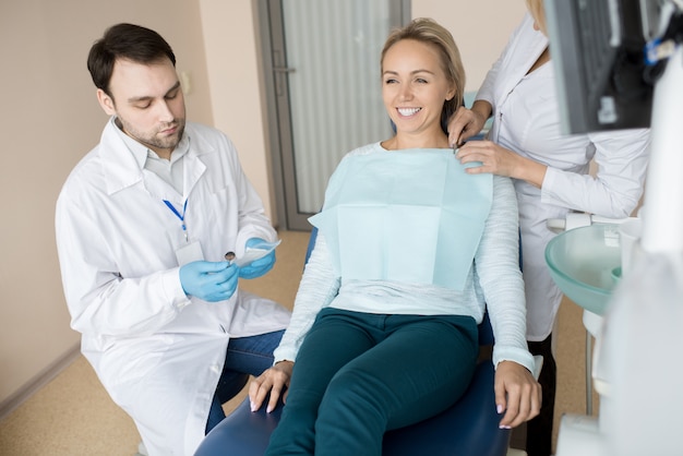 Mulher durante visita ao dentista