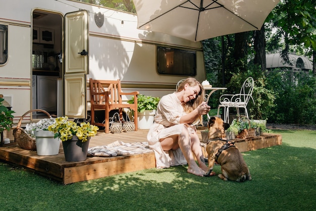 Mulher e cachorro acampando e viajando em uma van